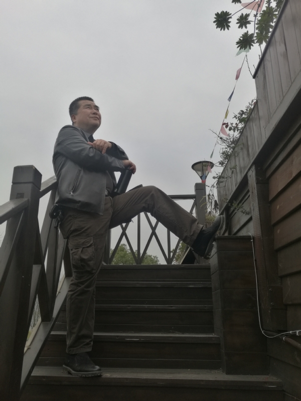 孤单背影的第一张照片--郑州相亲服务中心