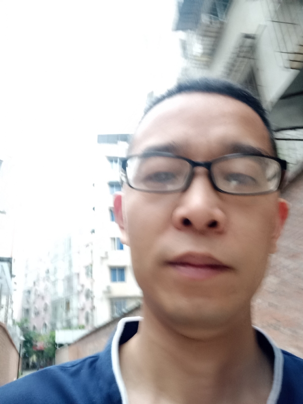 眼镜的第一张照片--郑州相亲服务中心