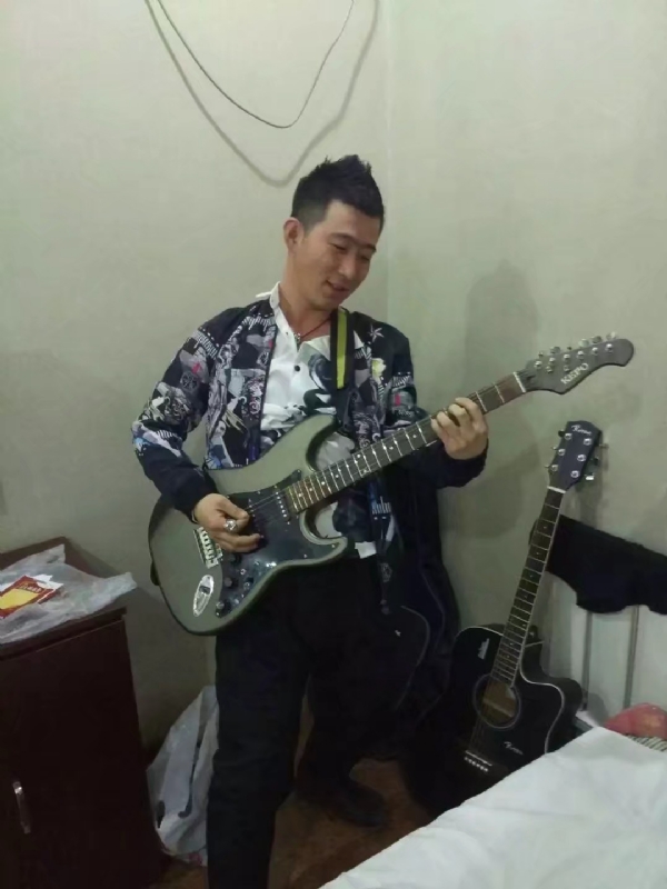 小吉他的第一张照片--郑州相亲服务中心