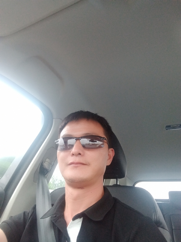 孤独的男人的第一张照片--郑州相亲服务中心