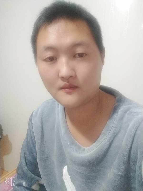 烟圈里透着伤的第一张照片--郑州相亲服务中心