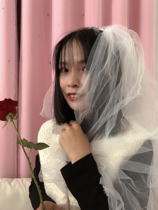 持紫菜包饭的女孩的第一张照片--郑州相亲服务中心