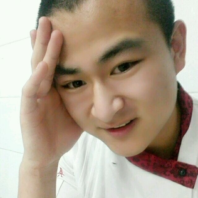 人潮拥挤的第一张照片--郑州相亲服务中心