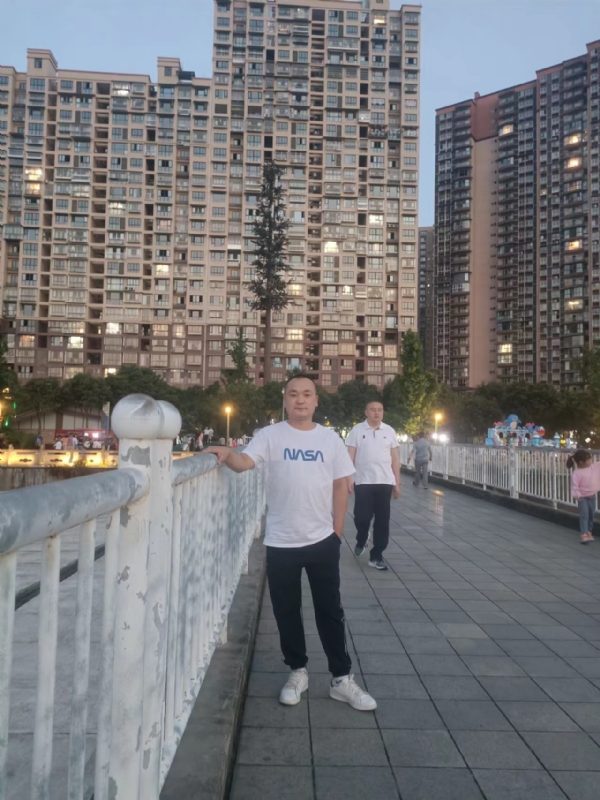 寂寞的男人的第一张照片--郑州相亲服务中心