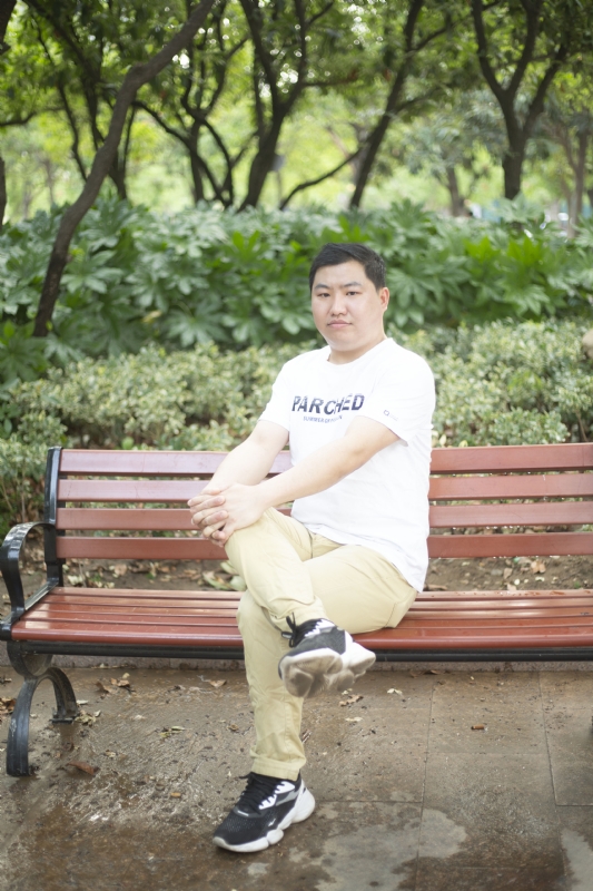 抱着鱼睡觉的猫的第一张照片--郑州相亲服务中心