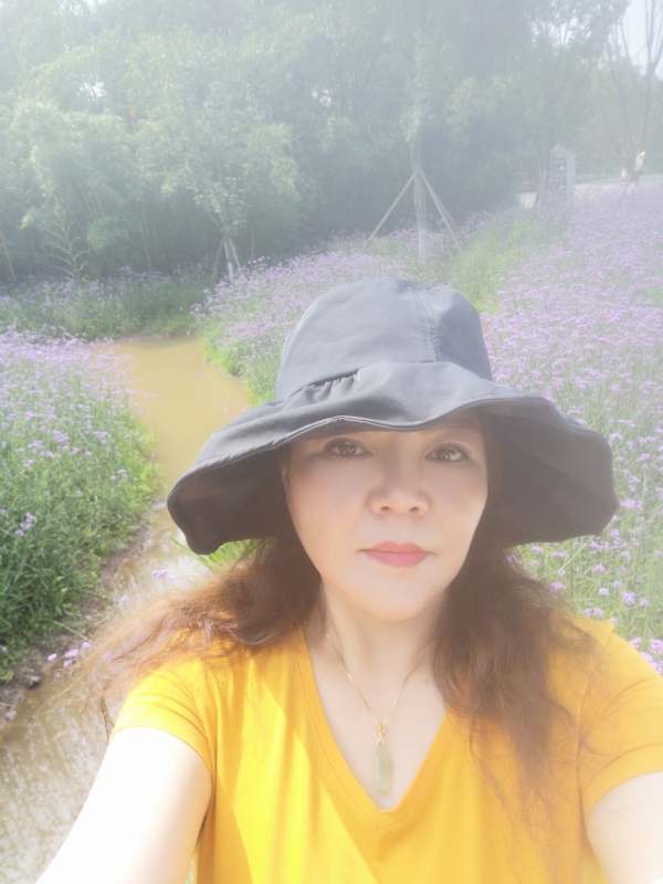 宛霞的第三张照片--郑州相亲服务中心