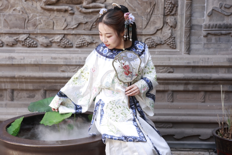 认真的雪的第一张照片--郑州相亲服务中心